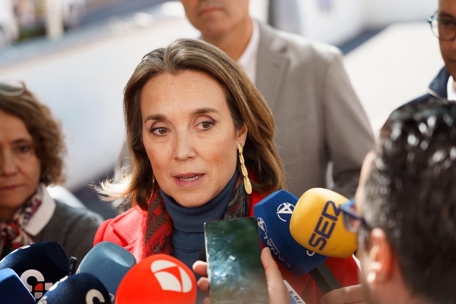 La secretaria general del Partido Popular, Cuca Gamarra (i), acompañada por el presidente del PP de Canarias, Manuel Domínguez (d), ha realizado una visita al barrio de El Toscal de Santa Cruz de Tenerife, donde habló del tema de la ocupación, entre otros asuntos.