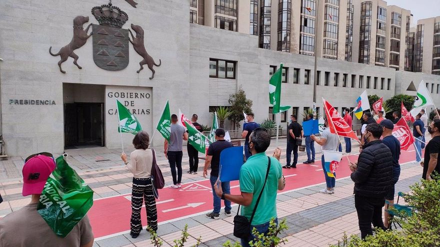Unos 50 agentes de la Policía Canaria se manifiestan en Presidencia para pedir mejoras y transparencia en los procesos selectivos