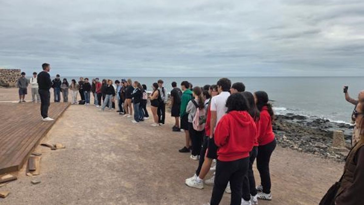"Te presento mi hogar": los adolescentes de Puerto del Rosario se convierten en guías turísticos para los cruceristas