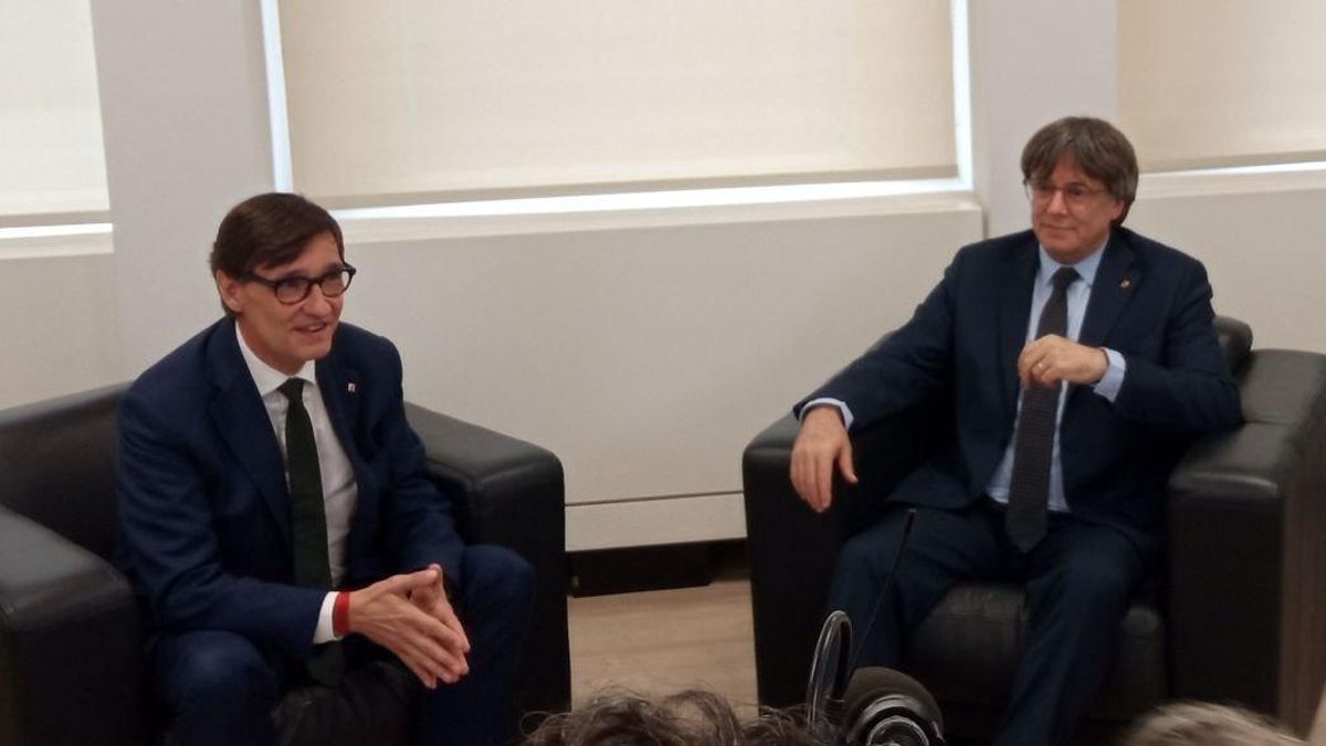 El presidente de la Generalitat, Salvador Illa, y Carles Puigdemont, en la sede del Gobierno catalán en Bruselas.