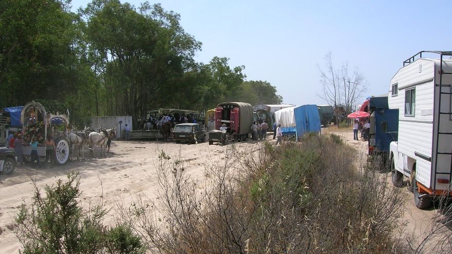 Más de 50.000 rocieros y 5.000 vehículos cruzan Doñana sin un informe obligatorio de impacto ambiental