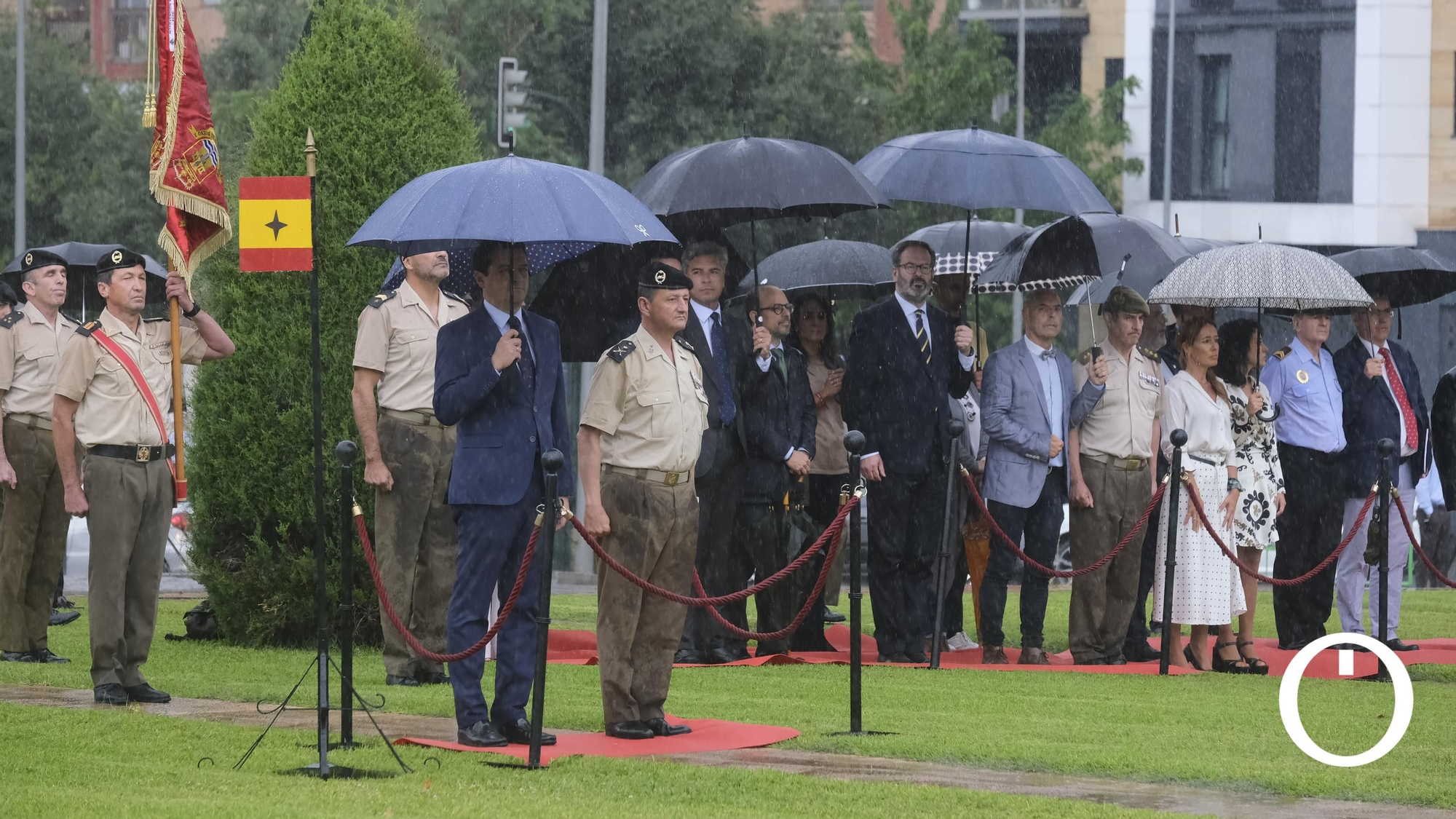 Izado de la bandera de España en la Plaza de España