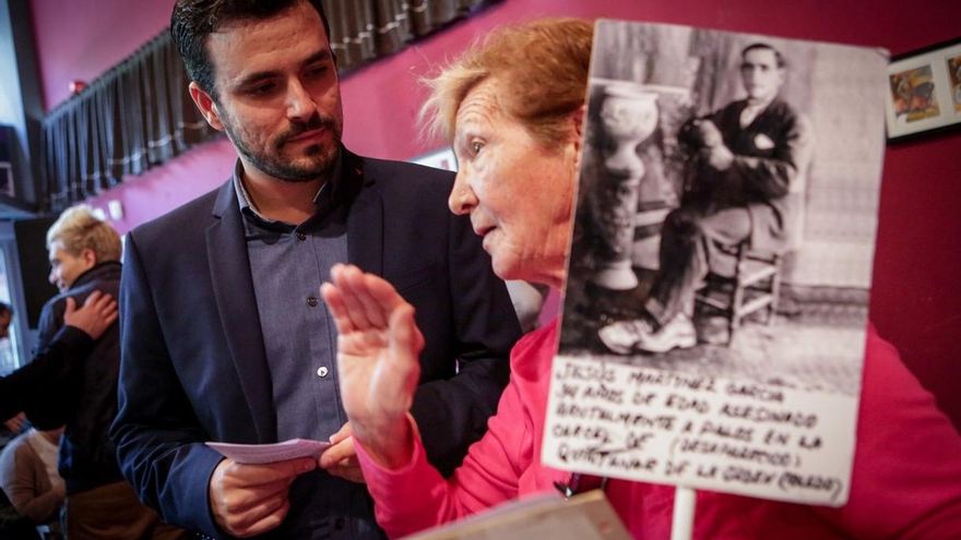 Alberto Garzón denuncia que 40 años después de la muerte de Franco la memoria de España "sigue enterrada en las cunetas"