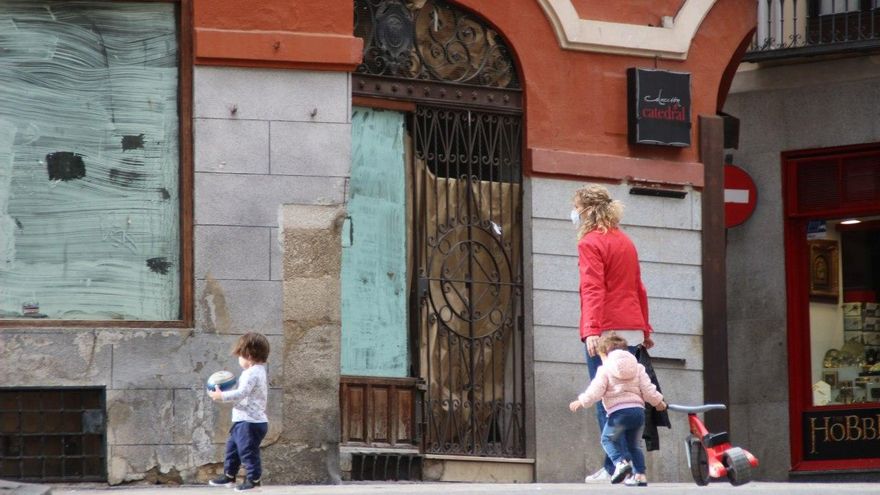 Una mujer pasea con sus hijos en Toledo durante la desescalada