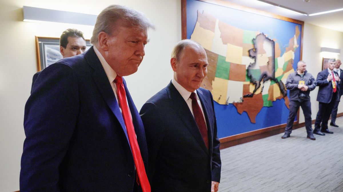 El presidente ruso, Vladímir Putin (d.), y el presidente estadounidense, Donald Trump (i.), tras su reunión en la Base Conjunta Elmendorf-Richardson en Anchorage, Alaska, EE. UU., el 15 de agosto de 2025.