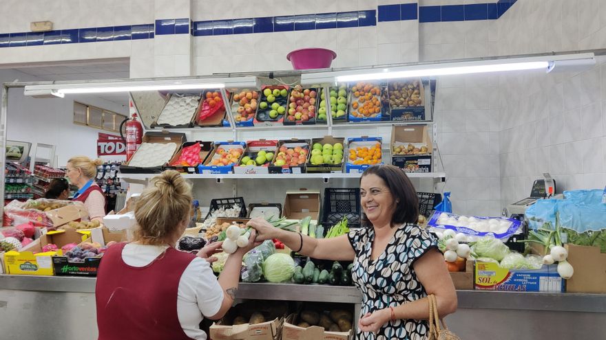Silvia Soria y Conchi Toro en la sección de frutería