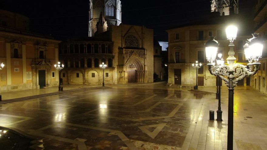 La plaza de la Virgen de València completamente desierta durante el toque de queda.