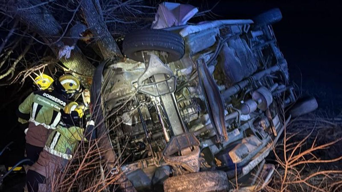 Muere al salirse de la carretera y chocar contra un árbol en Valencia de Alcántara
