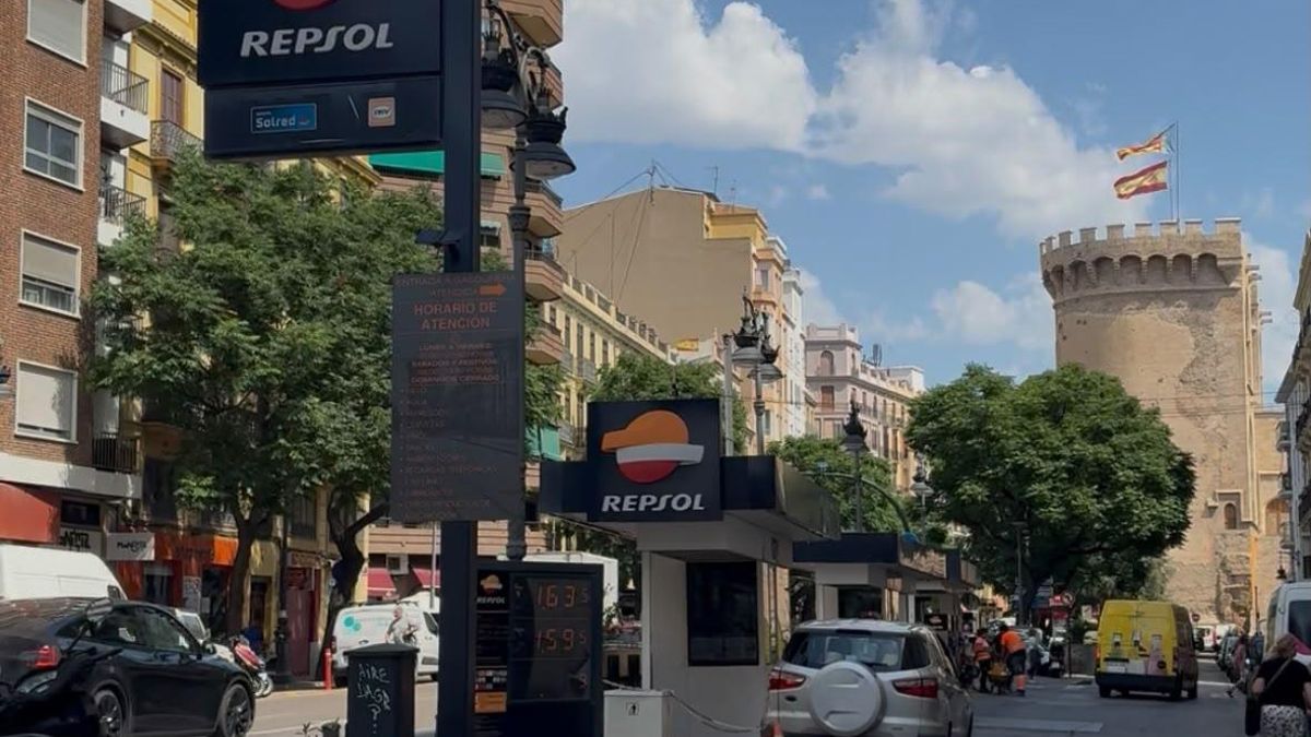 La gasolinera de la calle Guillem de Castro, junto a las Torres de Quart.