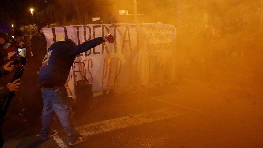 Varios centenares de personas (unas 450, según la Guardia Urbana) se manifiestan esta tarde en la plaza Tetuán de Barcelona, situada junto a la sede del departamento de Interior de la Generalitat, para pedir la libertad del rapero Pablo Hasel y de los detenidos en los disturbios de las últimas semanas, entre ellos miembros de grupos anarquistas. EFE/ Marta Pérez