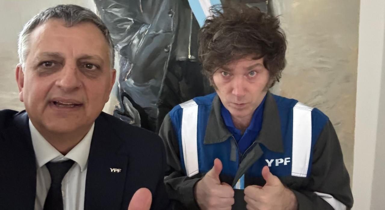 Horacio Marín, presidente y CEO de YPF, junto al presidente Javier Milei.