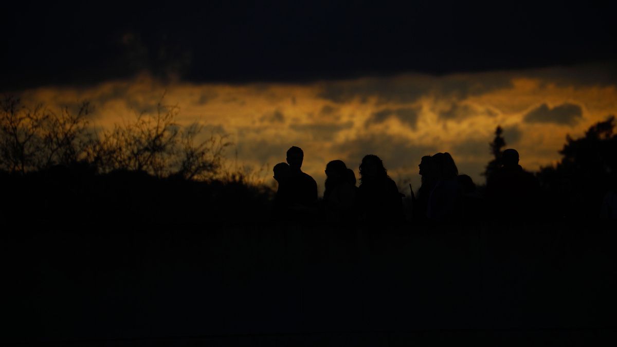 Una persona se resguarda con un paraguas de la lluvia en  EFE/Carlos Barba