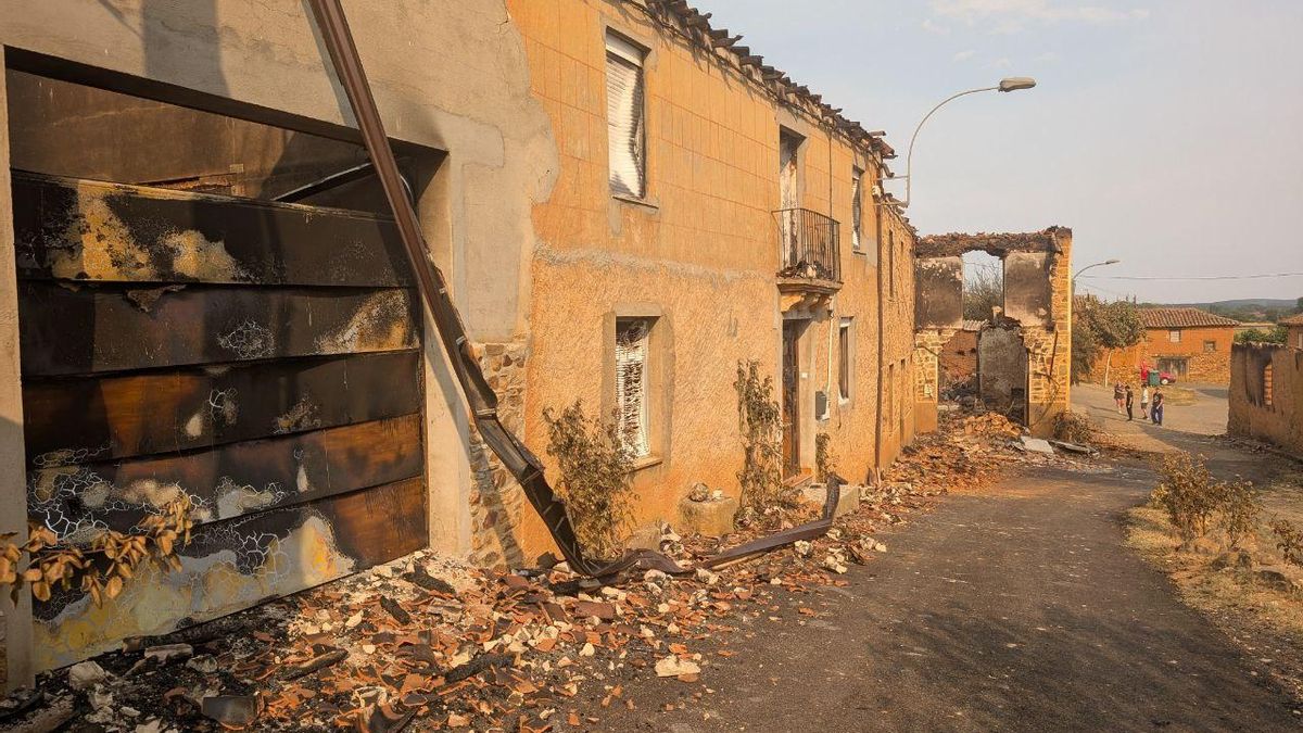 Viviendas arrasadas por el fuego en El Barrio de Castrocalbón