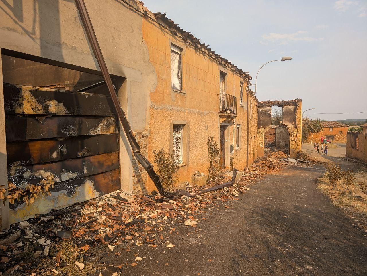 Viviendas arrasadas por el fuego en El Barrio de Castrocalbón