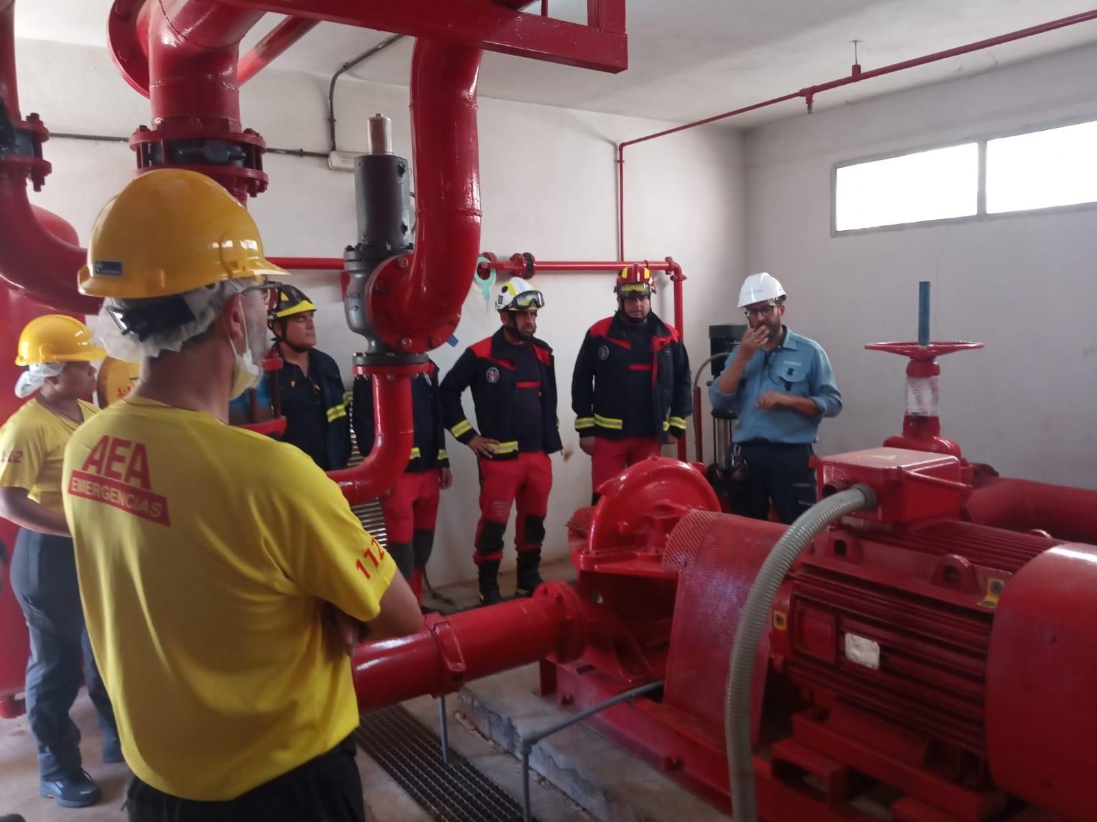 Un momento de la intervención de los bomberos y el personal de Endesa durante el curso.