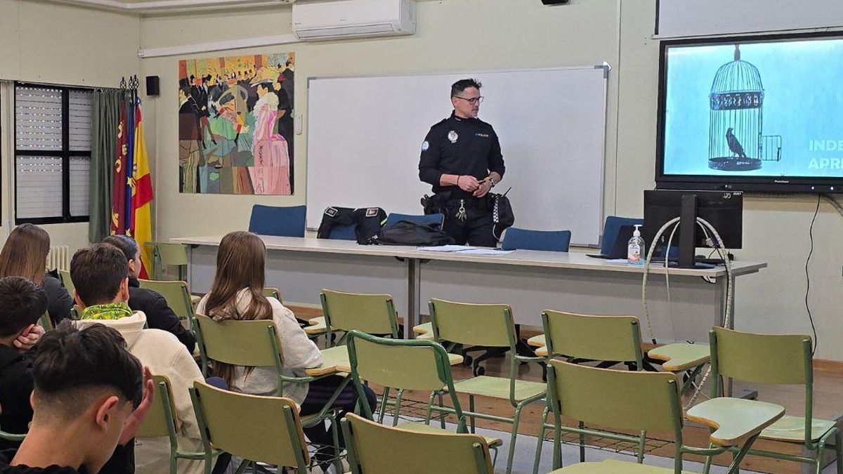 Charla del policía tutor en un centro educativo del municipio