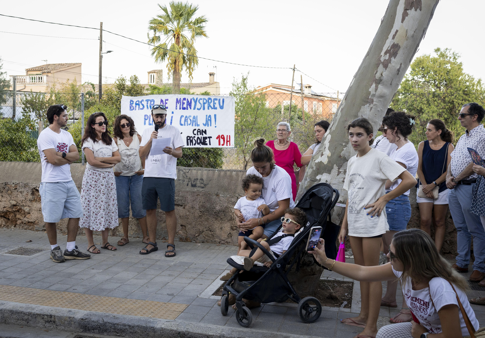 Parte de los vecinos y miembros de la Assemblea Popular de Son Sardina y Sa Garriga, durante la concentración de este domingo