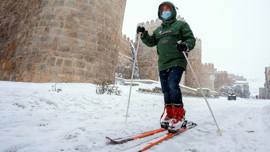 Un hombre esquía junto a la muralla de Ávila. EFE/Raúl Sanchidrián