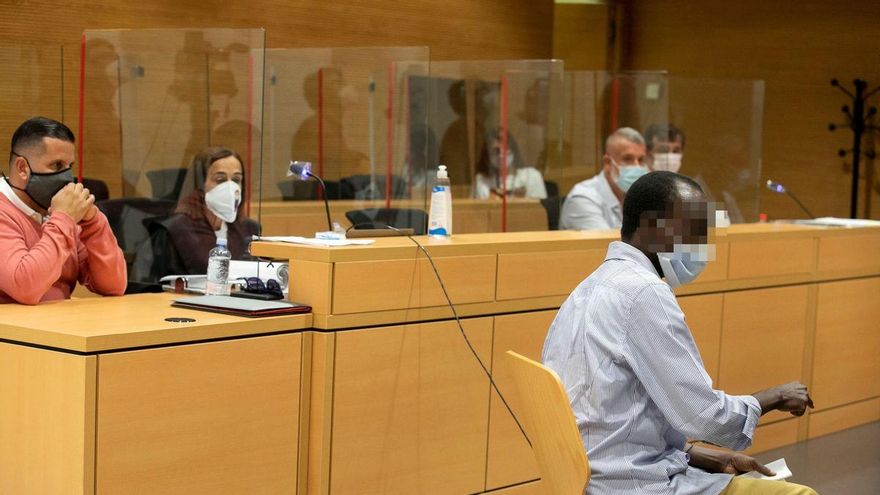 Ni suspendido ni expedientado: Mogán mantiene en activo a un policía condenado por torturar a un vendedor senegalés