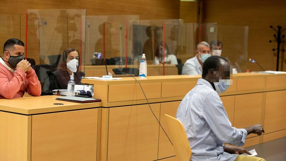 La víctima declara en el juicio ante los dos policías acusados. (EFE/ QUIQUE CURBELO)