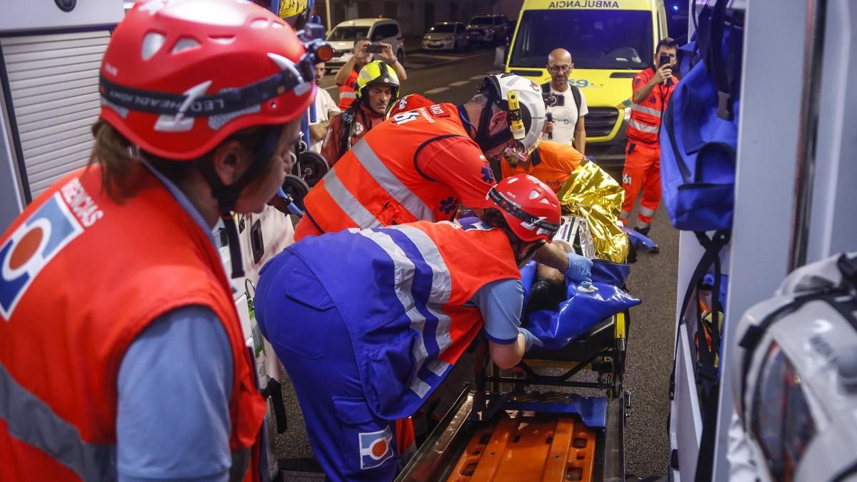 Ambulancia del 061 en el simulacro de accidente en el túnel de los omeyas