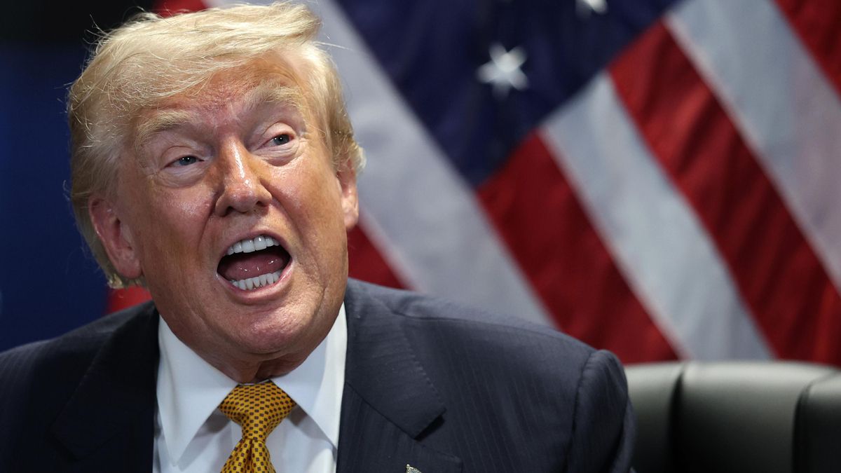 Trump vuelve a atacar Irán después de ordenar un nuevo bloqueo en el estrecho de Ormuz: "Les estamos dando muy duro"