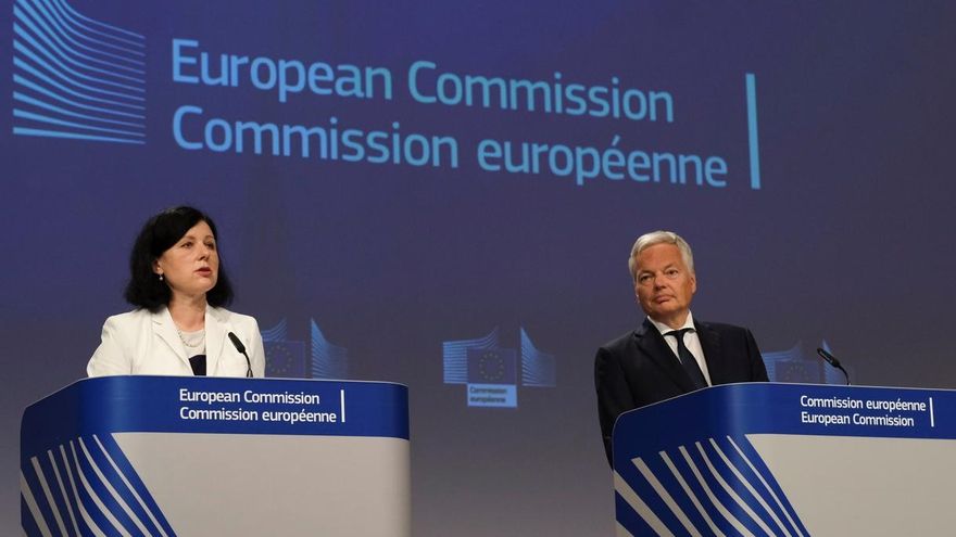 La vicepresidenta comunitaria para Valores y Transparencia, Vera Jourová y el comisario de Justicia Didier Reynders, este miércoles en Bruselas.