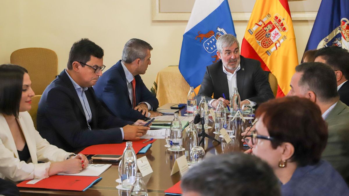 El presidente de Canarias, Fernando Clavijo, (c) ha presidido este jueves en La Palma la reunión del Consejo de Gobierno, celebrado en esta isla con motivo de la Bajada de La Virgen de Las Nieves. EFE / Luis G Morera.