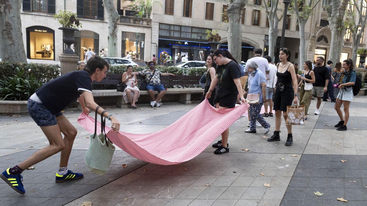 Los residentes han desplegado manteles para disfrutar de la cena al aire libre.