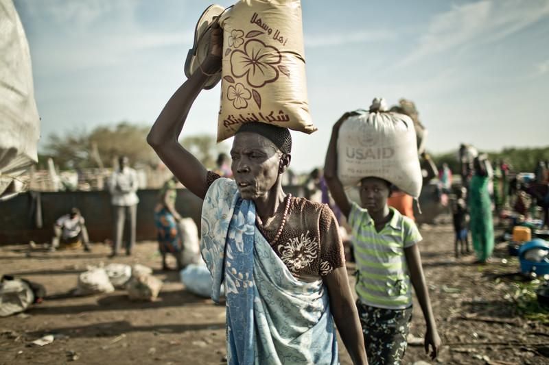 Millones de personas han huido dejando atrás sus vidas y sus medios de vida. Algunas han podido rescatar parte de sus pertenencias, pero otras se han quedado sin nada y viven como pueden en campos de desplazados como el de Mingkaman. El campo de desplazados de Mingkaman, en Awerial, se ha convertido en refugio para casi 100.000 personas, principalmente de la etnia dinka, que huyeron de los enfrentamientos violentos en el estado de Jonglei, principalmente de la ciudad de Bor. Las personas que llegan necesitan agua, comida y un techo dónde refugiarse. Sudán del Sur afronta una grave crisis a causa de la violencia que se desató en diciembre de 2013 entre las fuerzas leales al presidente Salva Kiir, y los combatientes aliados al ex vicepresidente Riek Machar. Cerca de un millón de personas han tenido que abandonar sus hogares a causa de los enfrentamientos y se han quedado sin medios propios para alimentarse. Un tercio de la población sufre inseguridad alimentaria./Pablo Tosco/Oxfam Intermón