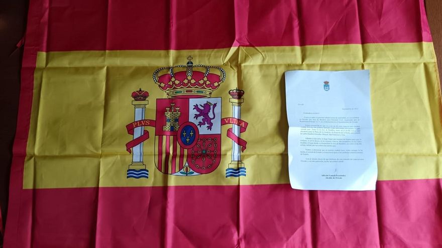 El Ayuntamiento de Oviedo reparte 500 banderas de España para animar a acudir al desfile militar que celebra este sábado