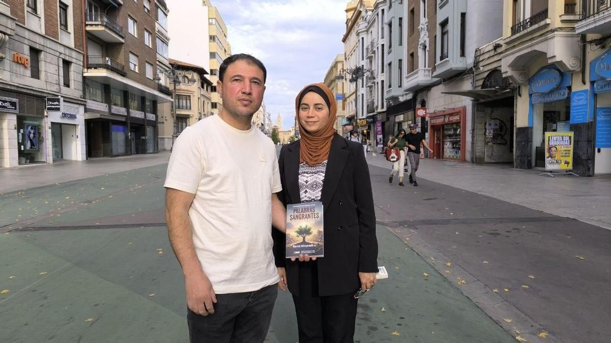 Ramzi y Nedaa Albayrouti, posando junto con el libro 'Palabras sangrantes'.