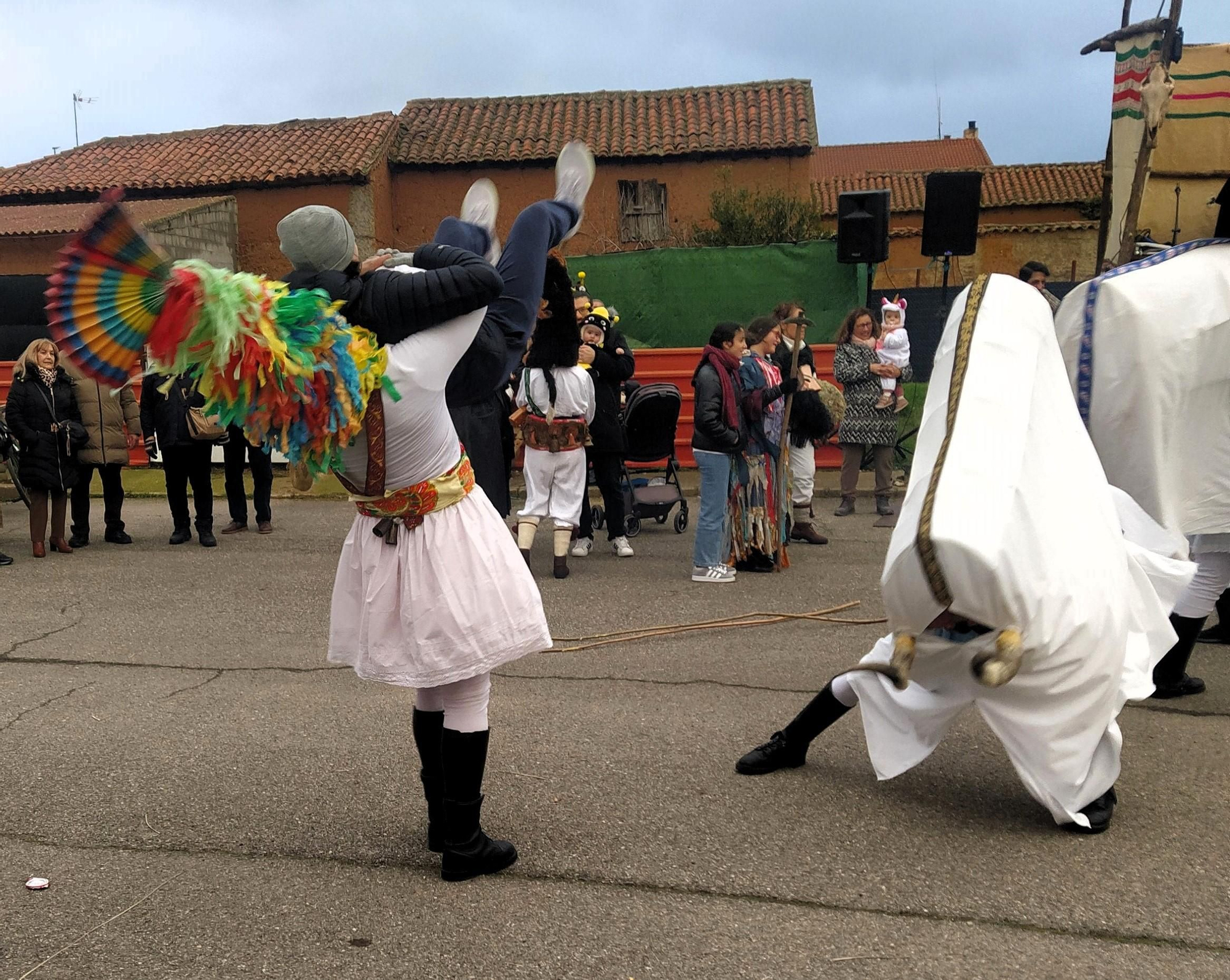 Guirrio con una moza y toro.