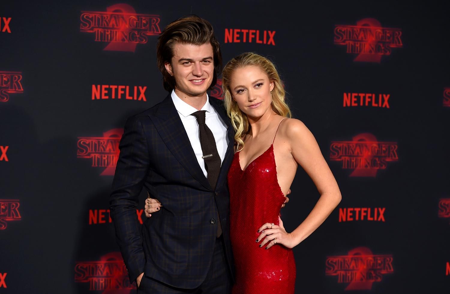 Joe Keery y Maika Monroe en la première de Stranger Things 2