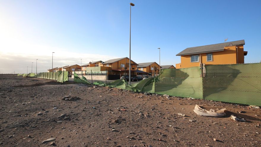 Valla derruida en el extremo oeste de la urbanización.