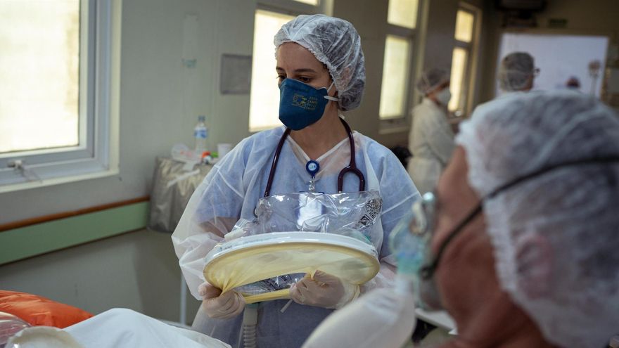 Trabajadores de la salud dan atención a pacientes con COVID-19 en la ciudad de Sao Leopoldo (Brasil).