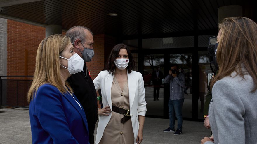 La candidata del PP, Isabel Díaz Ayuso, en un colegio concertado, junto a Ana Pastor.