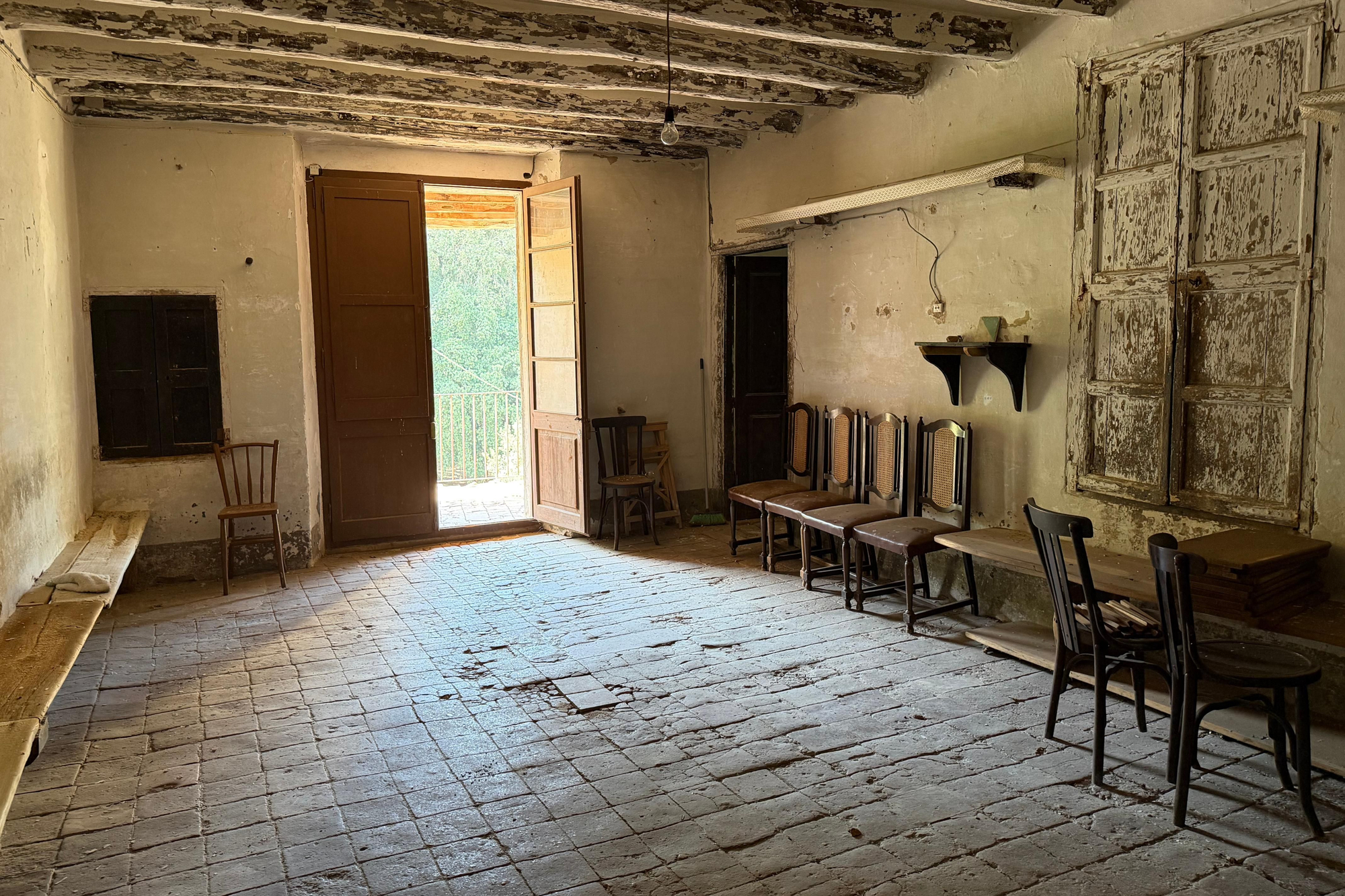 Una de las habitaciones de la masía La Sala