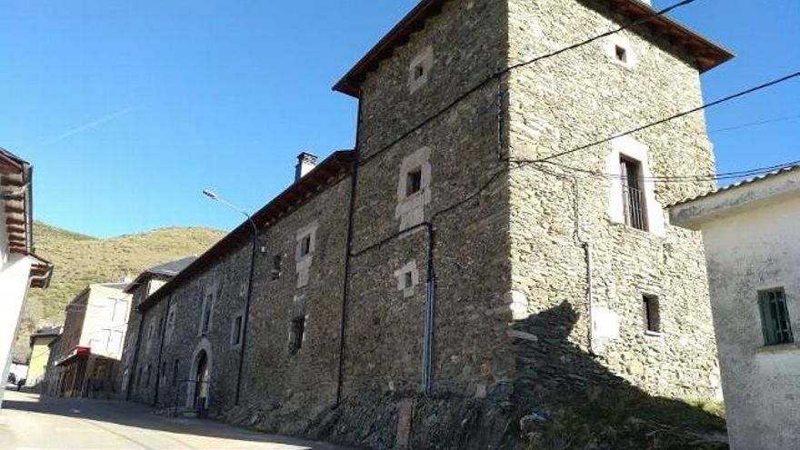 Palacio de los Condes de Luna. Murias de Paredes.