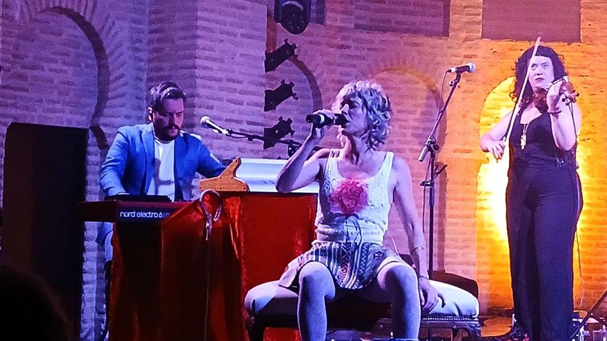 Cuando a Karmento se le enciende la chicharra: folclore, cabaret y espectáculo para la artista más “loca del pueblo”