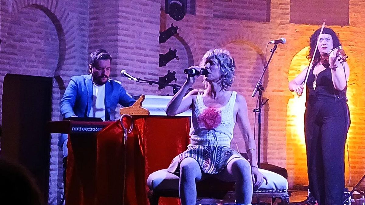 Cuando a Karmento se le enciende la chicharra: folclore, cabaret y espectáculo para la artista más “loca del pueblo”