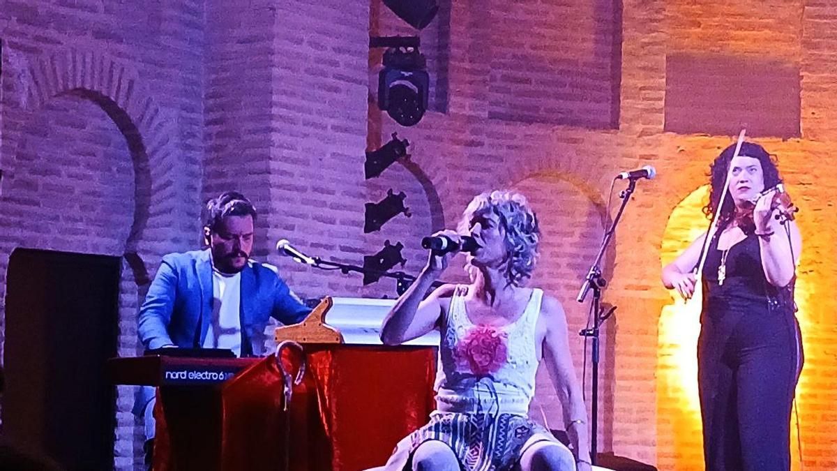 Cuando a Karmento se le enciende la chicharra: folclore, cabaret y espectáculo para la artista más “loca del pueblo”