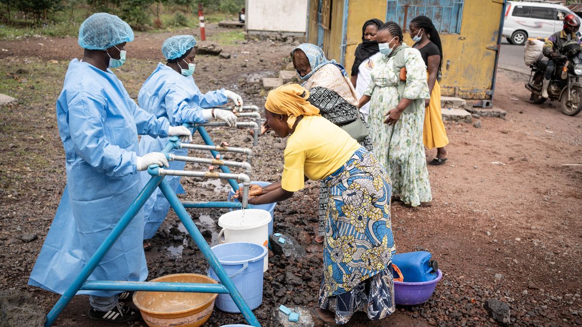 Controles de higiene contra el virus del ébola en Kanyaruchinya, en la RD Congo. EFE/EPA/MARIE JEANNE MUNYERENKANA