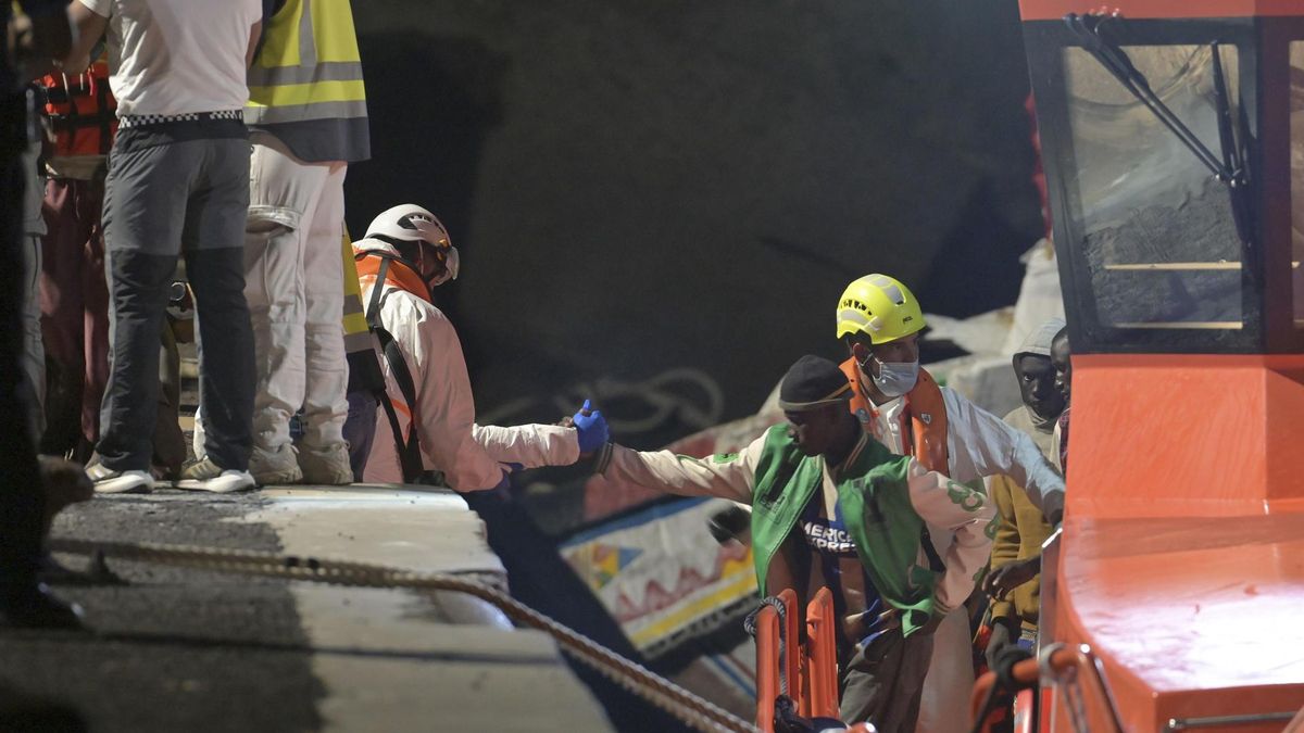 Once traslados a centros sanitarios tras llegar este viernes 384 personas migrantes a El Hierro y Gran Canaria