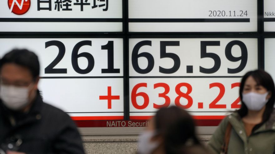 El Gobierno de Japón impedirá la entrada en el país de viajeros procedentes de todo el mundo a partir del día 28 para evitar la propagación de la nueva cepa del coronavirus, con la excepción de ciudadanos japoneses y de residentes extranjeros. EFE/EPA/KIMIMASA MAYAMA