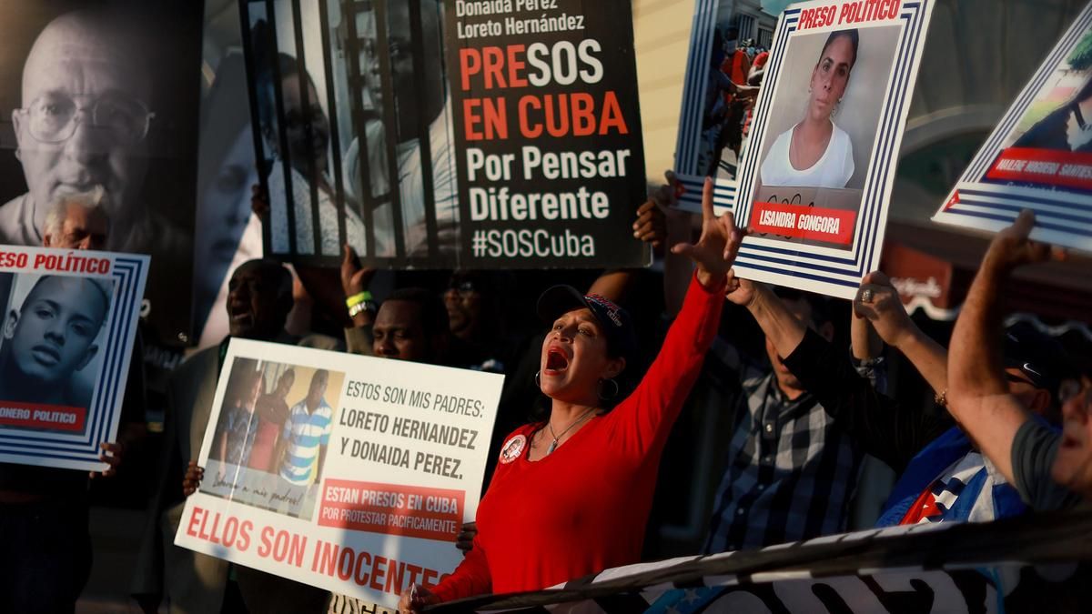 Varias personas se manifiestan en Miami a favor de la liberación de los presos políticos en Cuba.