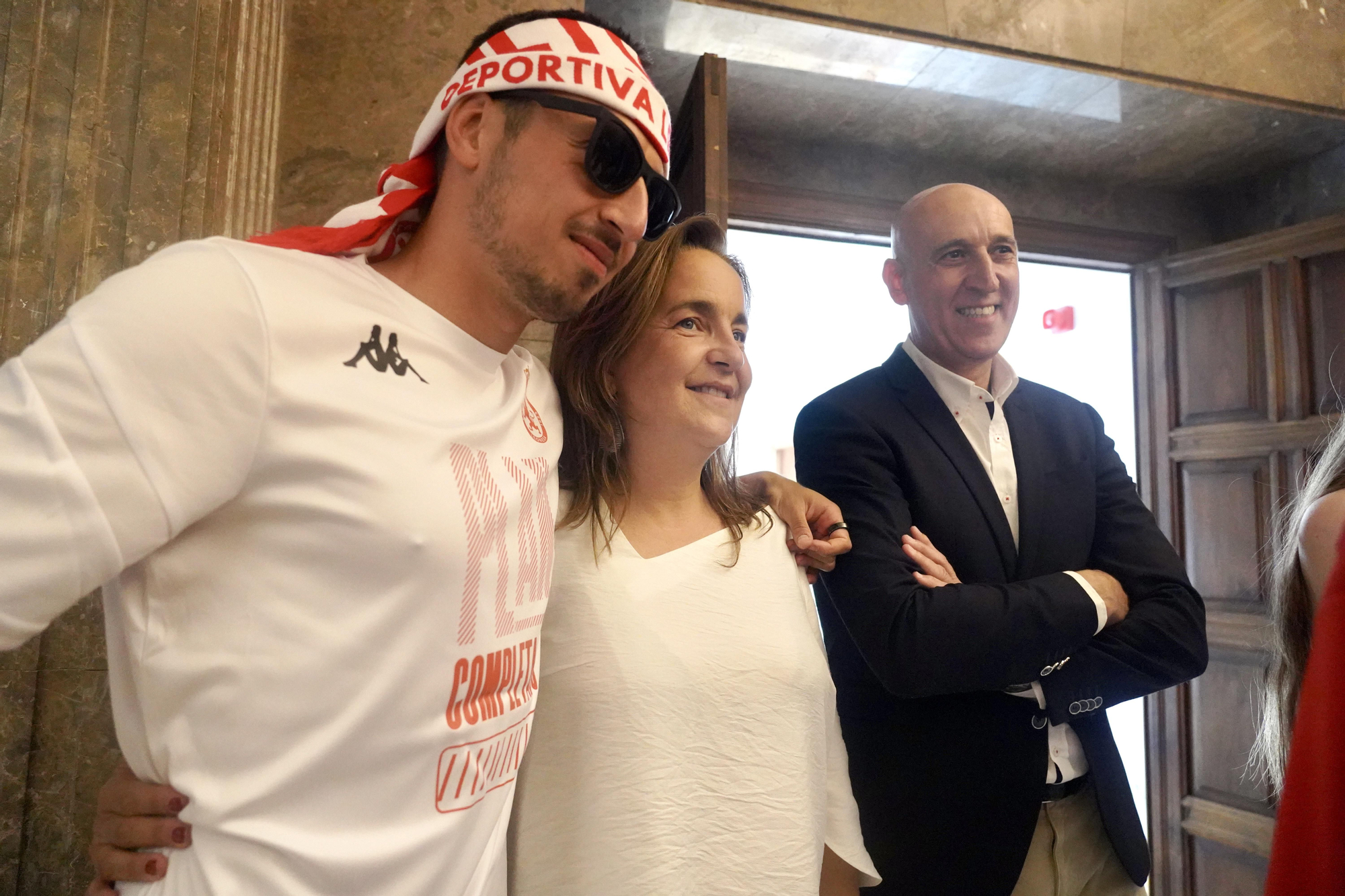 La Cultural recibe el homenaje del Ayuntamiento de León y un baño de masas de aficionados por su ascenso a Segunda