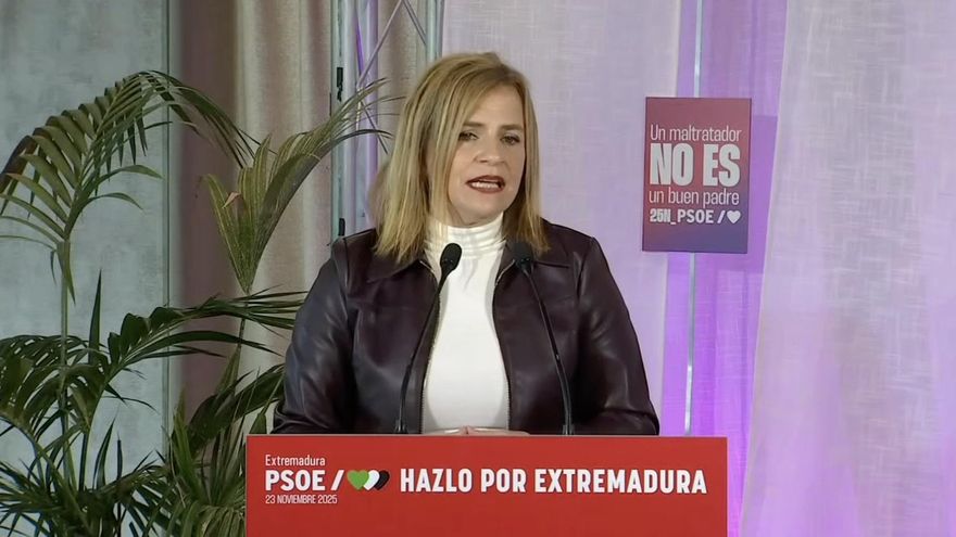 La secretaria de Igualdad del PSOE, Pilar Bernabé, interviene en un acto público con motivo del 25N en Cáceres