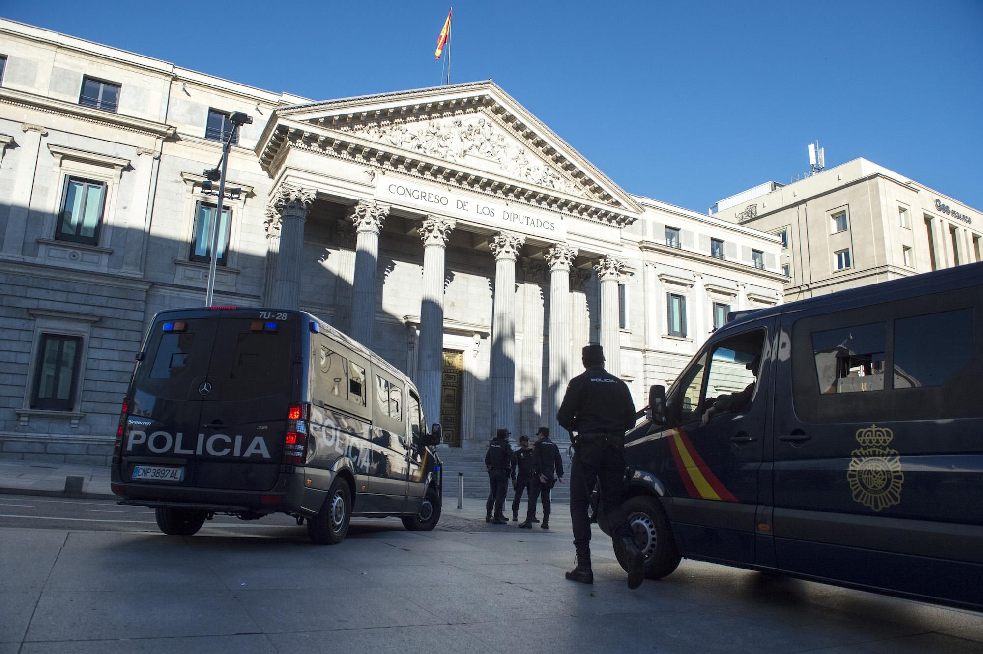 La Policía se prepara a las puertas del Parlamento, antes de que comience la manifestación "rodea el Congreso"