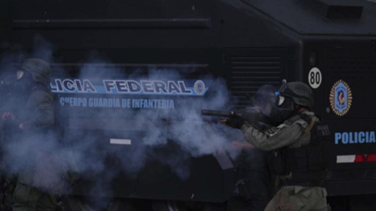Guerrero disparando la pistola lanzagases de manera antirreglamentaria, el 12 de marzo de 2025.